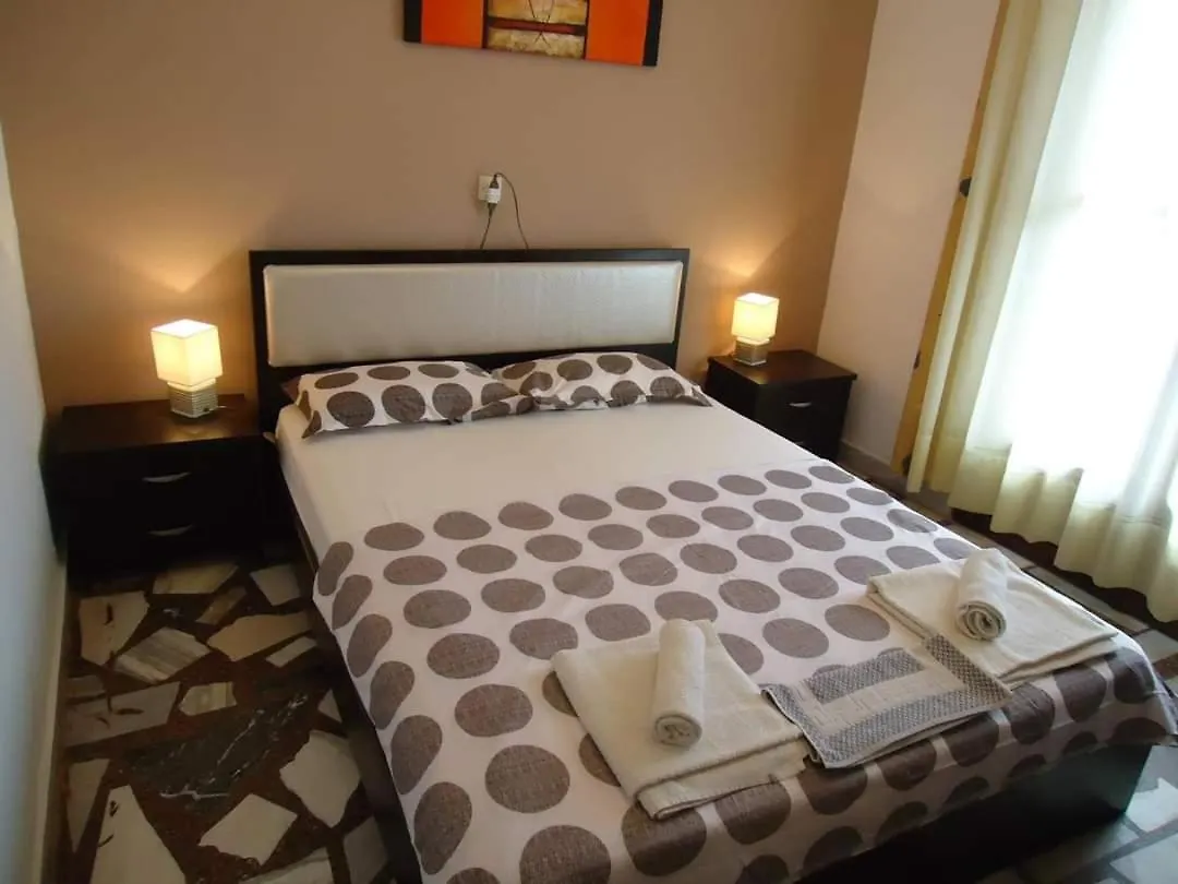 Studios Lainis Toroni
