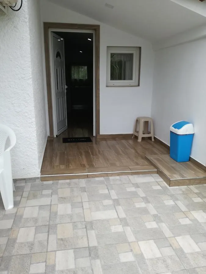Studios Lainis Toroni