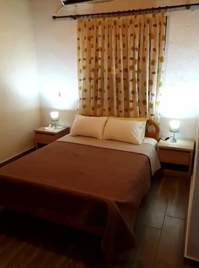 Studios Lainis Toroni
